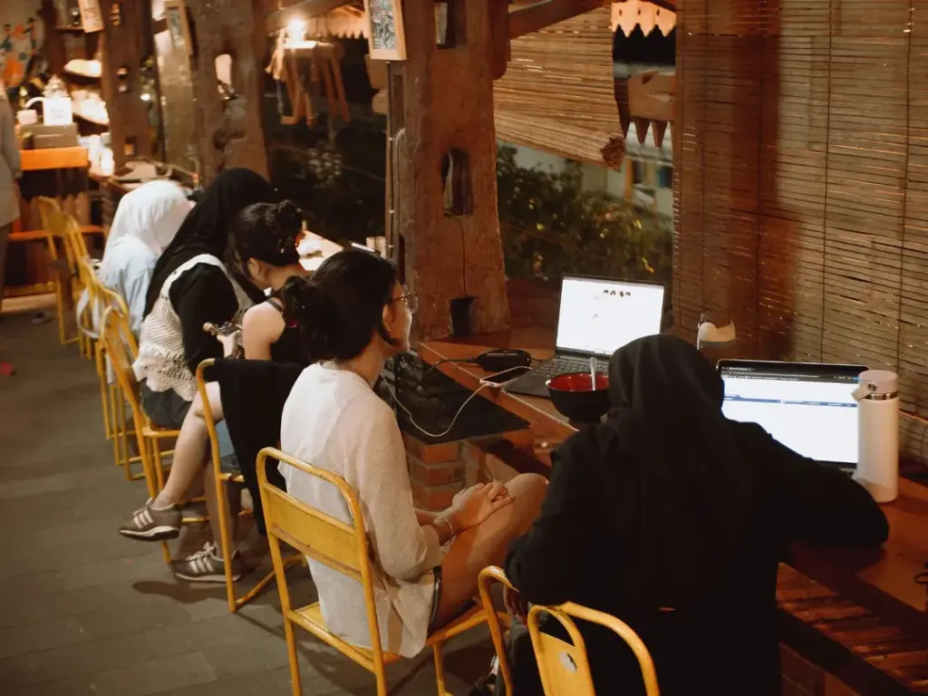 Dari pekerja remote fajar hingga mahasiswa pencari hening malam. Menengok Dongeng Kopi Dalangan, pilihan tempat nugas tenang di Sleman yang merawat fokus.
