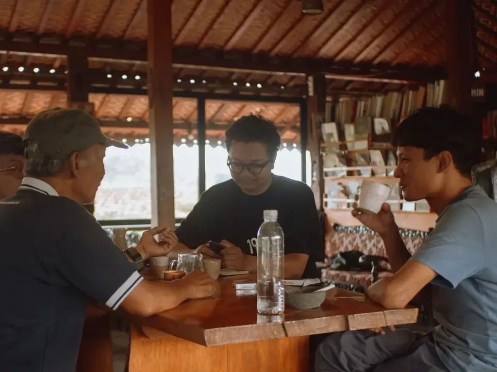 Menyandur kisah dari Maroko tentang seni mengosongkan diri. Resapi filosofi secangkir kopi yang merawat ketenangan dan menampung kisah di Dongeng Kopi.