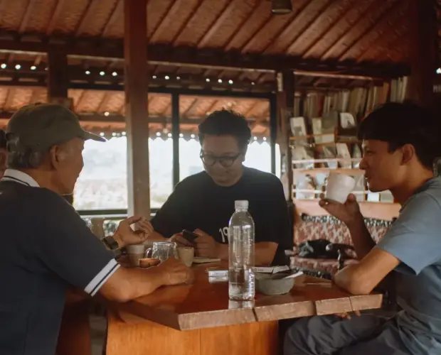 "Cangkir keramik kosong di atas meja bar Dongeng Kopi, merefleksikan filosofi secangkir kopi dan seni mengosongkan diri."