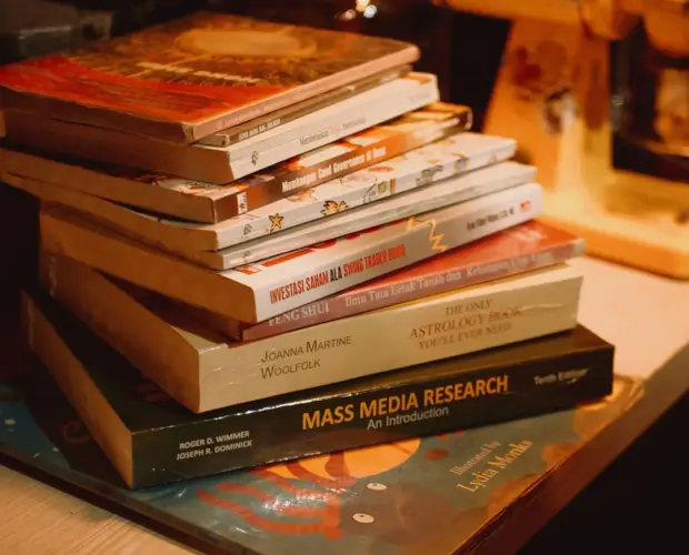Tumpukan buku baru di Pustaka TB Alimin Dongeng Kopi, fasilitas kafe literasi dan taman baca alternatif di Kalasan Sleman.