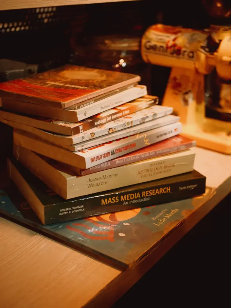 Pustaka TB Alimin kembali menambah koleksi buku baru! Simak kisah derma buku dan gerakan distribusi literasi dari Dongeng Kopi Kalasan di sini.