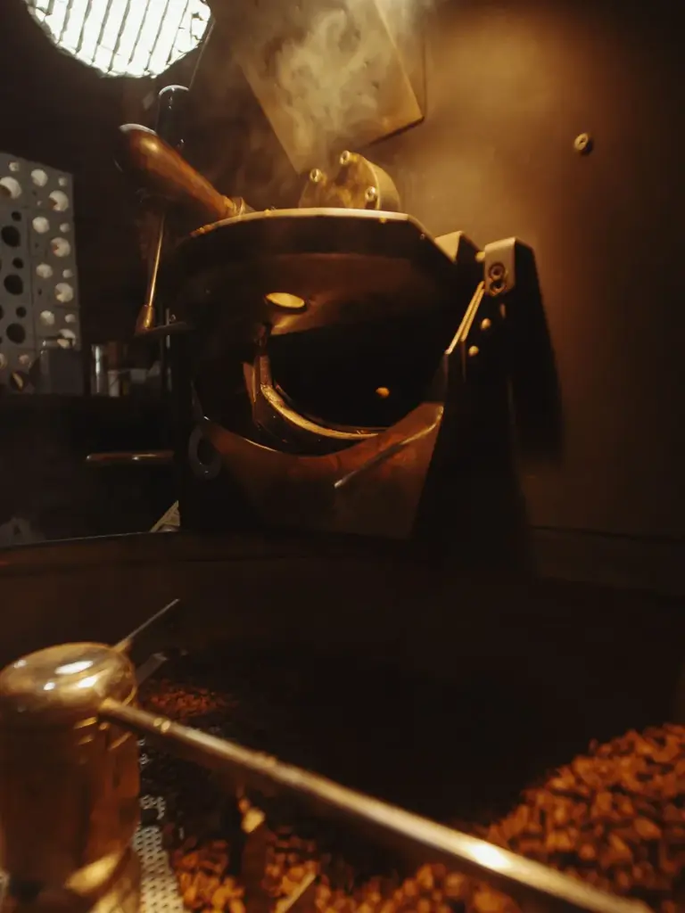 Apa gunanya mengendapkan pengetahuan? Resapi filosofi kopi tubruk dan hikayat Rumi bersama Alina di Dongeng Kopi, kedai kopi bernuansa sastra di Sleman.