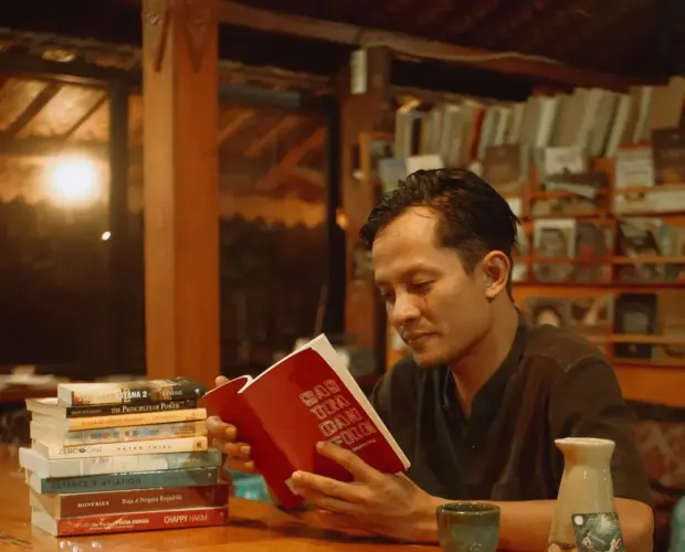 Suasana hangat silaturahmi di meja komunal Dongeng Kopi Dalangan, kedai kopi dan ruang literasi di Sleman.