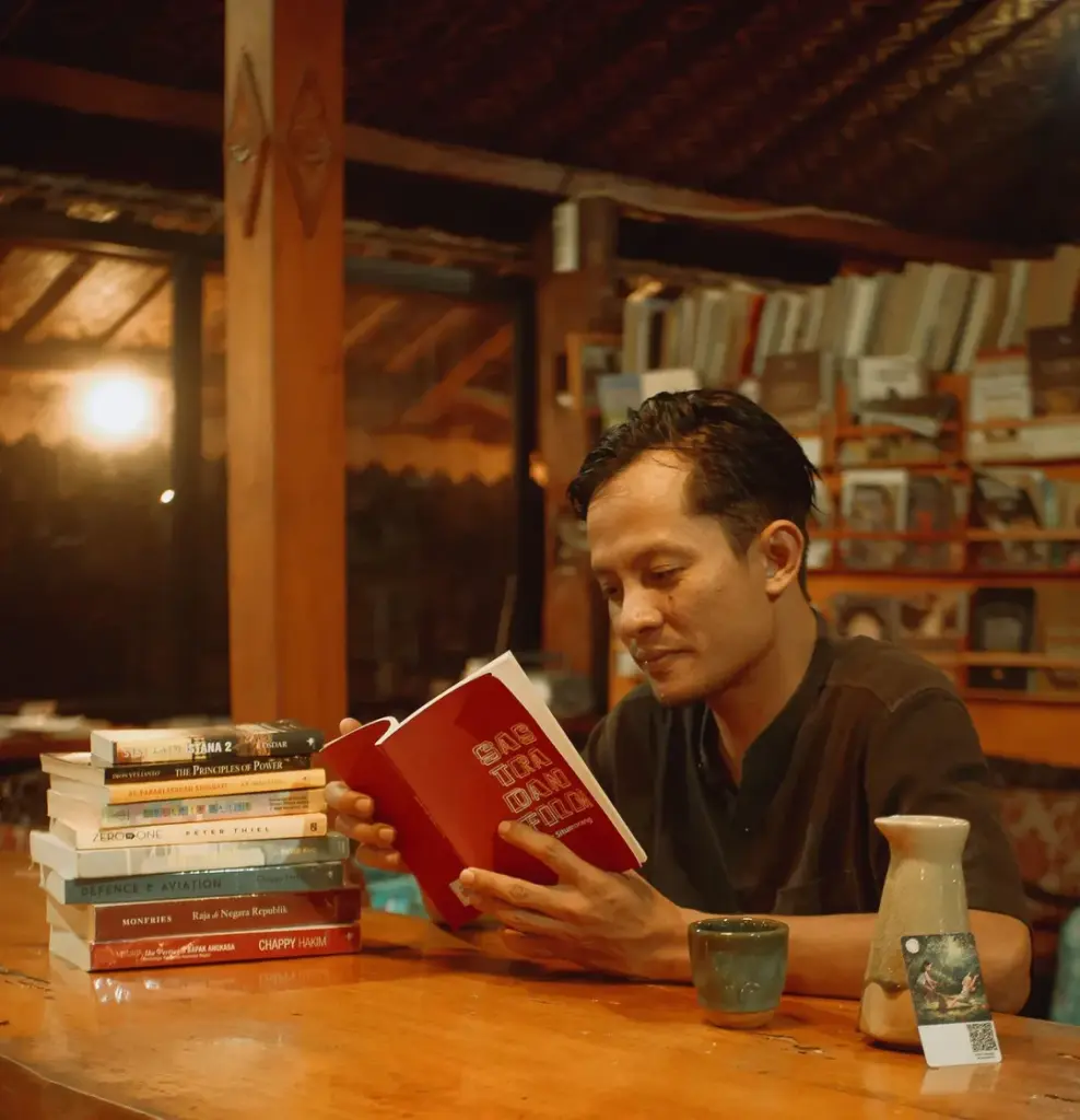 Hidup tak selalu butuh jawaban rumit. Temukan kehangatan dari trisula kehidupan: membaca, ngopi, dan silaturahmi di kedai kopi dan ruang literasi Dongeng Kopi.