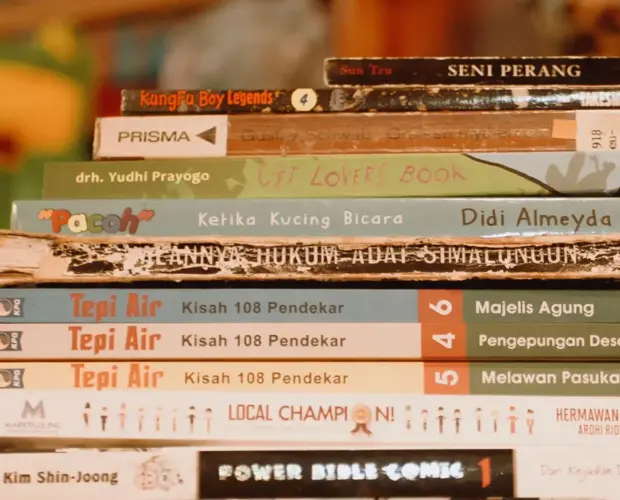 "Koleksi sebelas buku baru di rak Pustaka TB Alimin, konsep unik kedai kopi dengan perpustakaan di Dongeng Kopi Sleman."