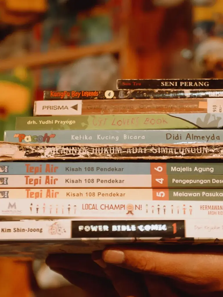 Pustaka TB Alimin Dongeng Kopi Dalangan kembali bertambah 11 judul buku baru. Menengok keunikan ruang kedai kopi dengan perpustakaan di Sleman.
