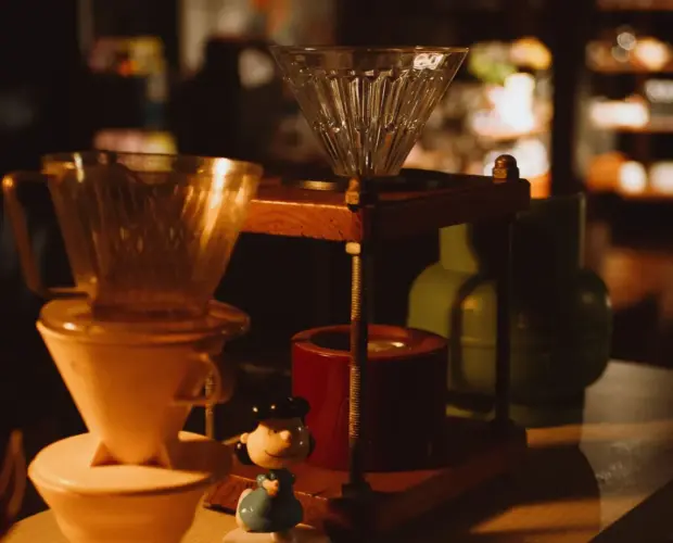 Ragam biji kopi pilihan dan alat seduh di Dongeng Kopi, rumah sangrai kopi di Sleman yang menghargai selera.