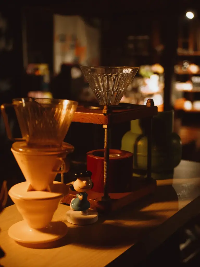 Manusia tidak dilahirkan untuk menyukai rasa kopi yang seragam. Temukan bagaimana sebuah rumah sangrai kopi merawat perbedaan selera di Dongeng Kopi Dalangan.