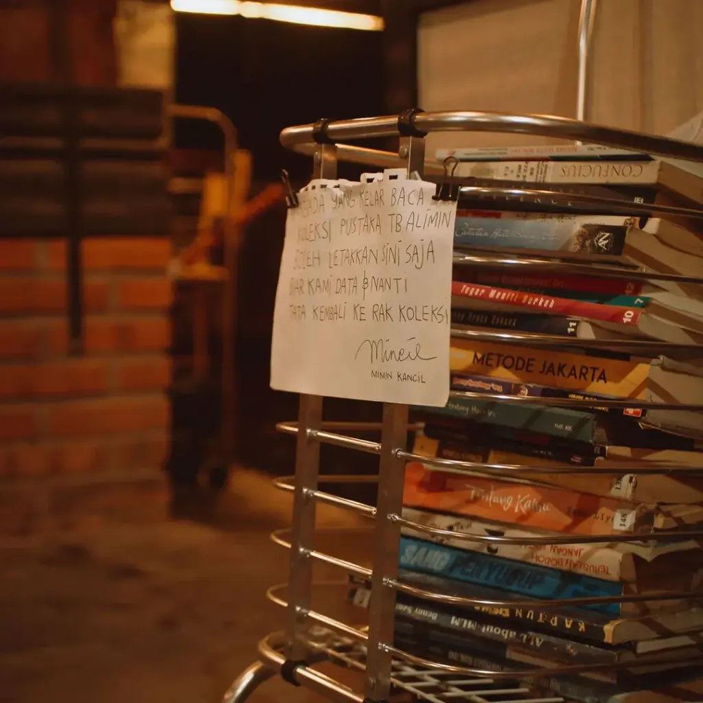 Mendapat troli lungsuran dari Pasar Senthir untuk menertibkan buku yang berantakan. Simak aturan baru di kafe pustaka dan tempat baca TB Alimin Sleman.