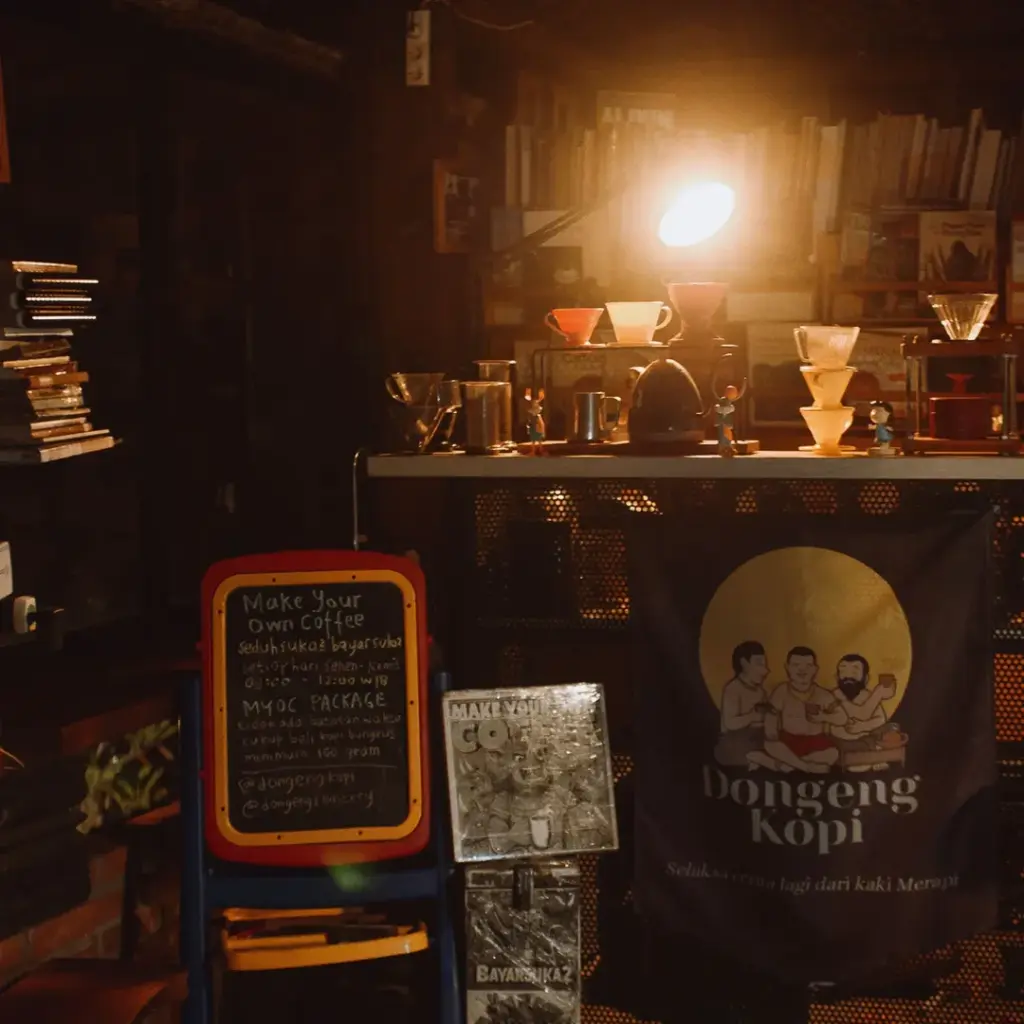 Sesi Make Your Own Coffee (MYOC) Dongeng Kopi kini punya ruang baru yang lebih longgar. Rasakan asyiknya belajar seduh kopi manual suka-suka di lantai atas.