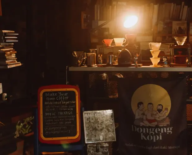 Fasilitas Make Your Own Coffee di lantai atas Dongeng Kopi Sleman, ruang komunal untuk belajar seduh kopi manual secara mandiri.